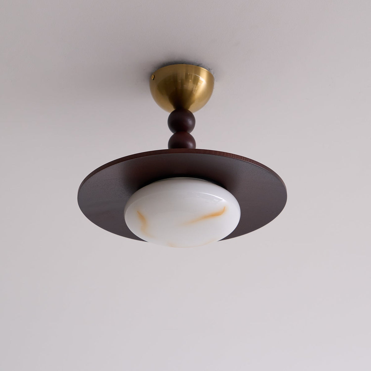Nowoczesna Lampa Sufitowa z Drewnianym Kloszem i Mosiężnymi Detalami - 25
