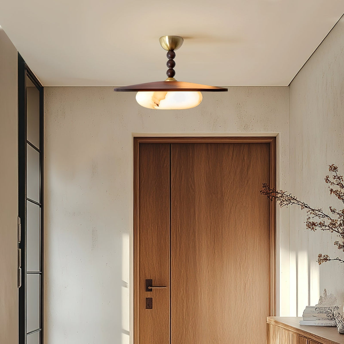 Nowoczesna Lampa Sufitowa z Drewnianym Kloszem i Mosiężnymi Detalami