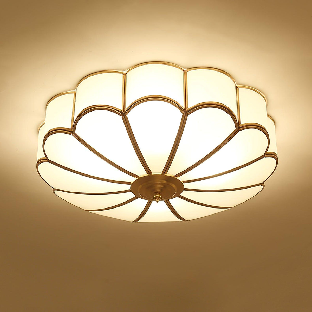 Lampa Sufitowa Art Deco z Matowymi Kloszami w Kształcie Kwiatu