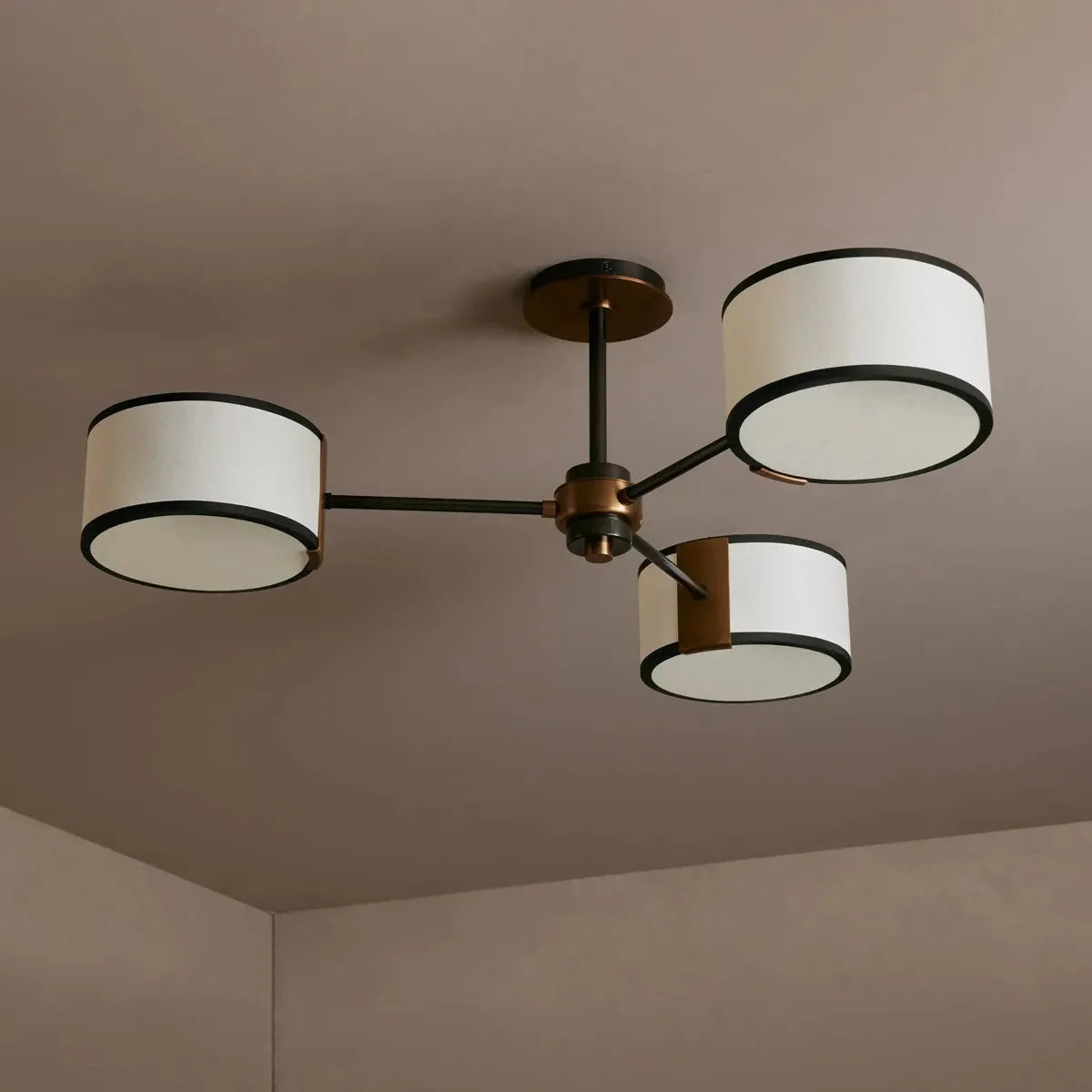 Lampa Sufitowa Nowoczesna z Trzema Okrągłymi Kloszami - Ecru