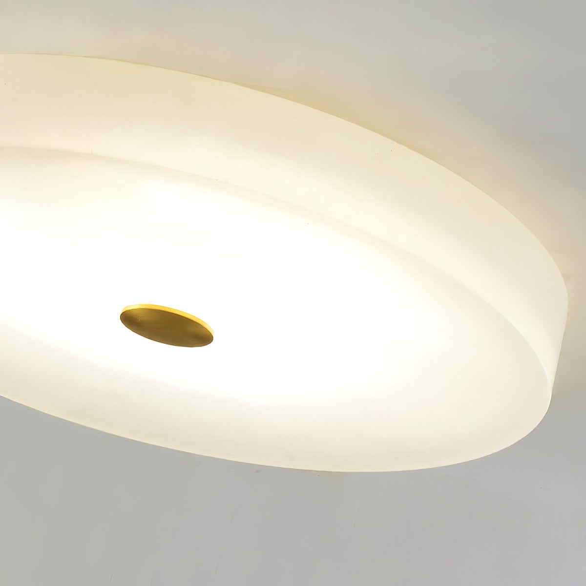 Lampa Sufitowa Okrągła Alabastrowa z Mosiężnym Akcentem - 10