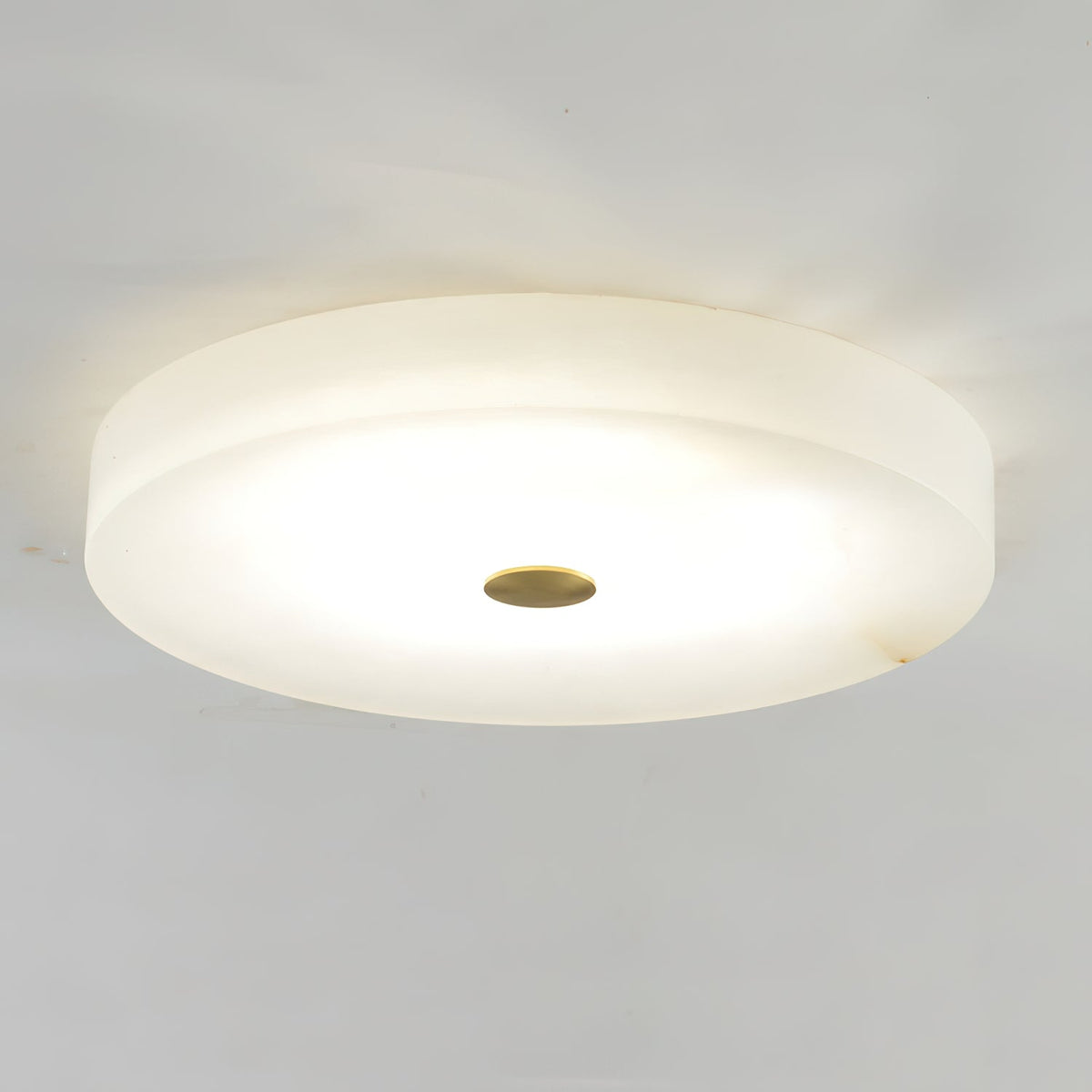 Lampa Sufitowa Okrągła Alabastrowa z Mosiężnym Akcentem - 8