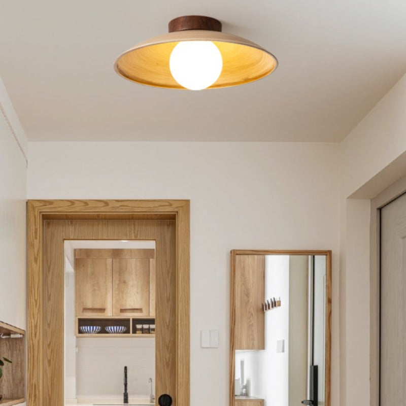 Lampa Sufitowa Skandynawska z Drewnianym Detalem i Kulistym Kloszem