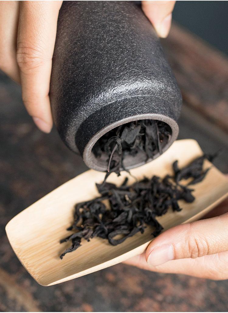Pojemnik na Herbatę Ceramiczny z Rzeźbioną Pokrywką w Stylu Wabi-Sabi - 5