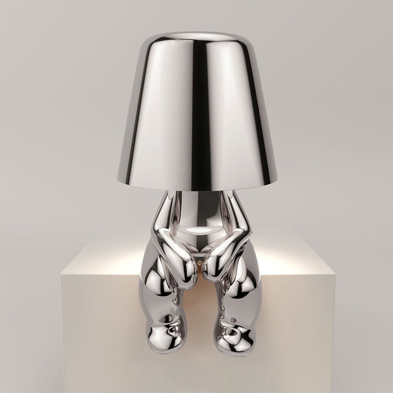 Lampa Stołowa Designerska Figurka - Siedzący Srebrny