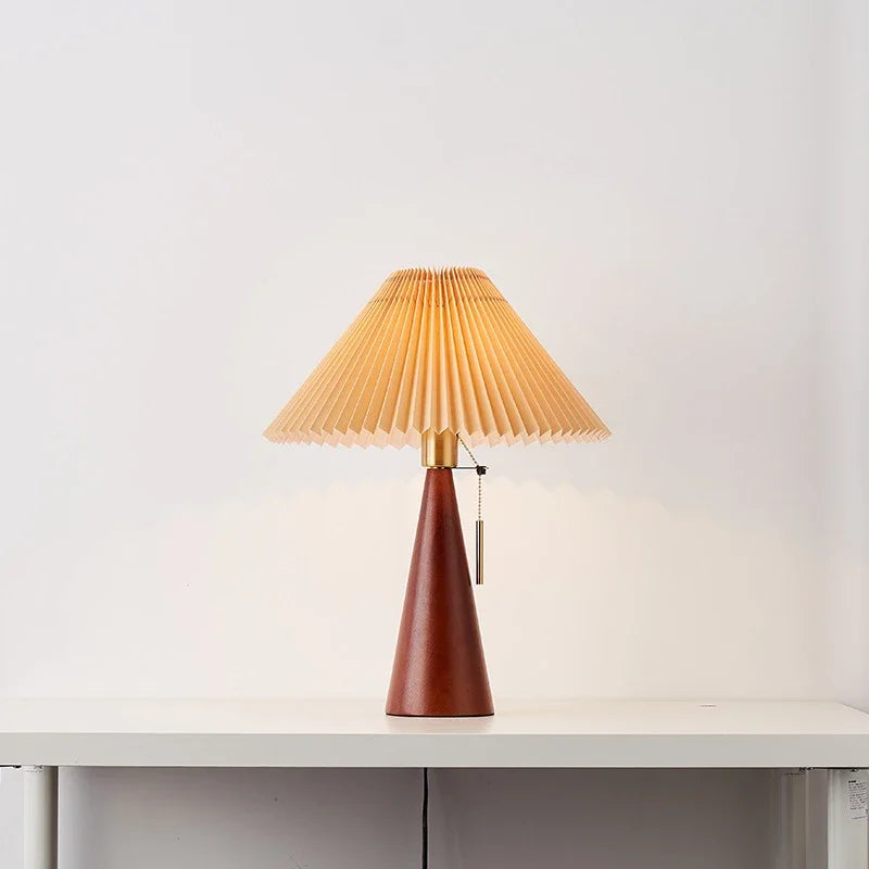 Lampa Stołowa Skandynawska z Plisowanym Kloszem i Drewnianą Podstawą