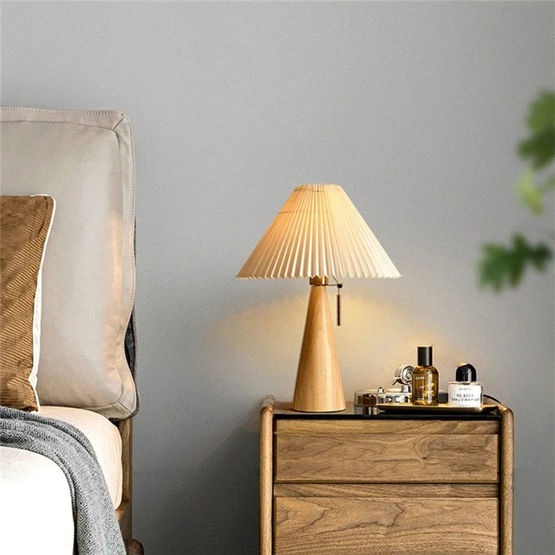 Lampa Stołowa Skandynawska z Plisowanym Kloszem i Drewnianą Podstawą - 6