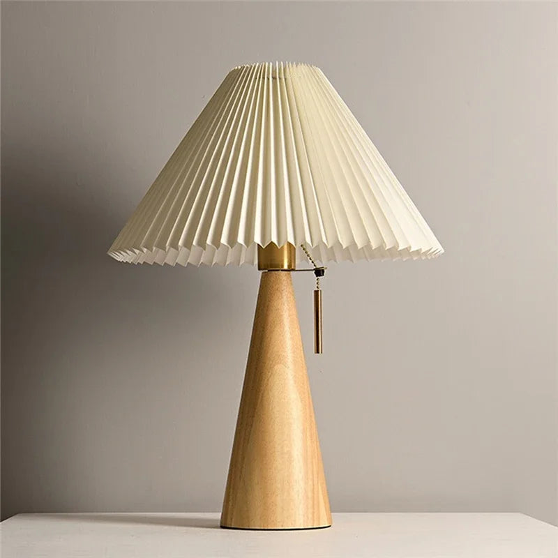 Lampa Stołowa Skandynawska z Plisowanym Kloszem i Drewnianą Podstawą - Naturalny