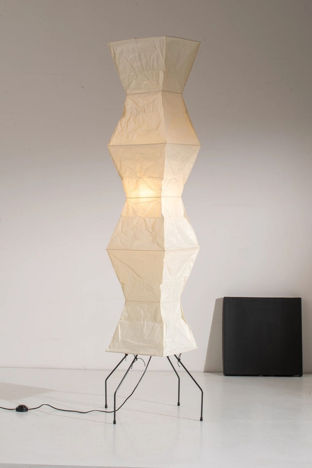 Lampa Podłogowa Japońska z Papieru Washi i Zygzakowatym Kloszem - Biały