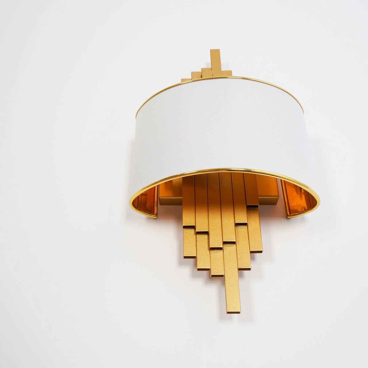 Kinkiet Art Deco z Złotymi Rurkami i Półotwartym Kloszem - 10