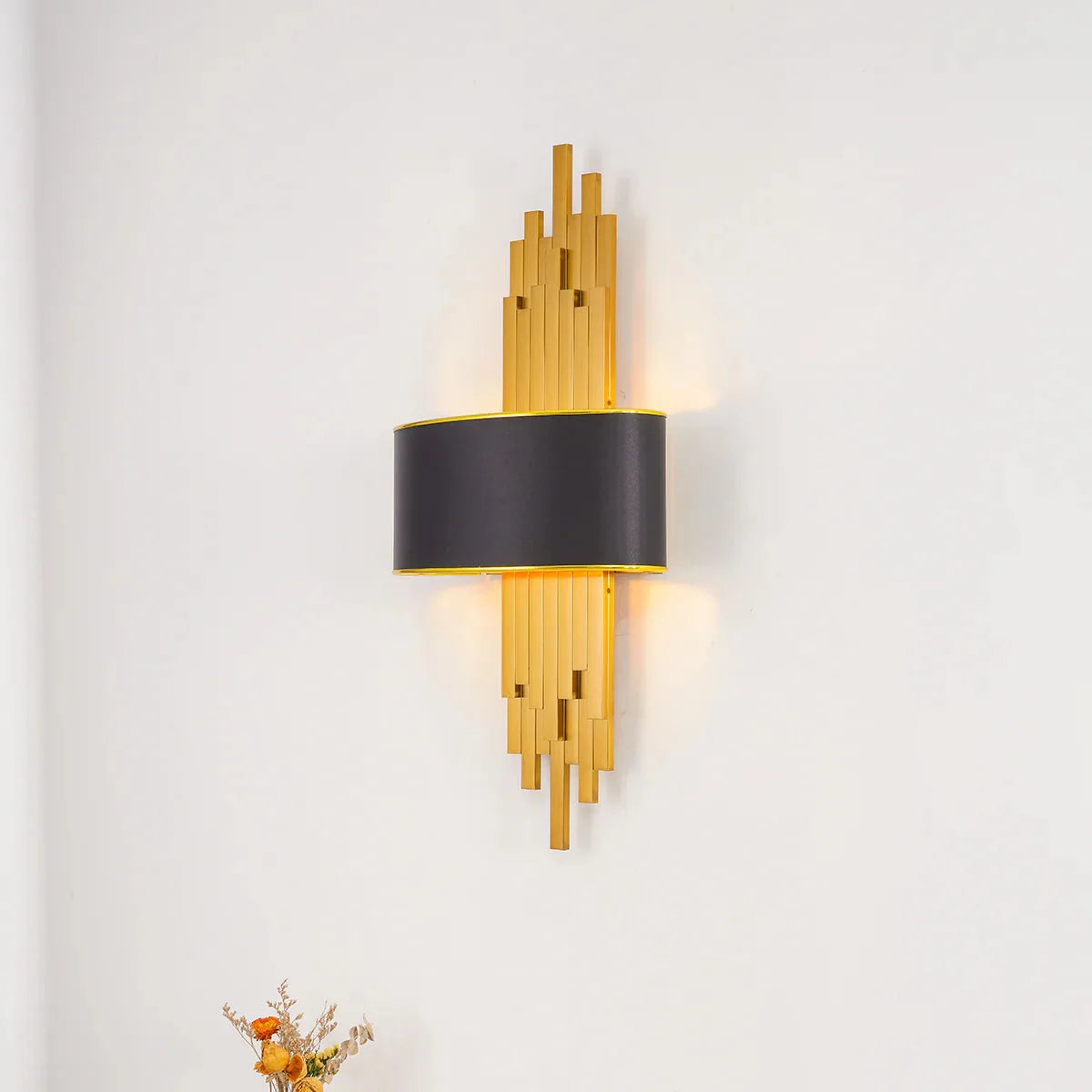 Kinkiet Art Deco z Złotymi Rurkami i Półotwartym Kloszem - 13