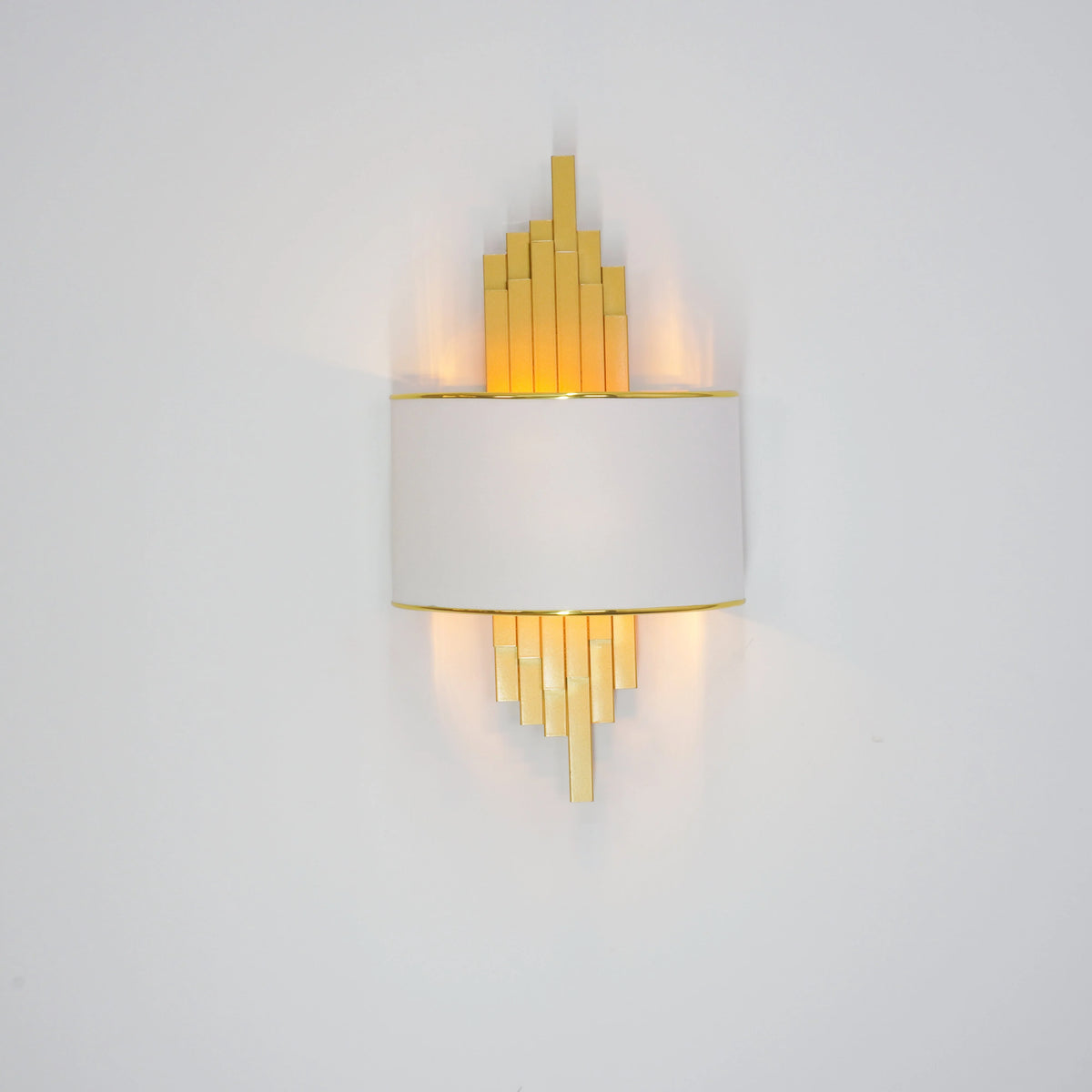 Kinkiet Art Deco z Złotymi Rurkami i Półotwartym Kloszem - 20