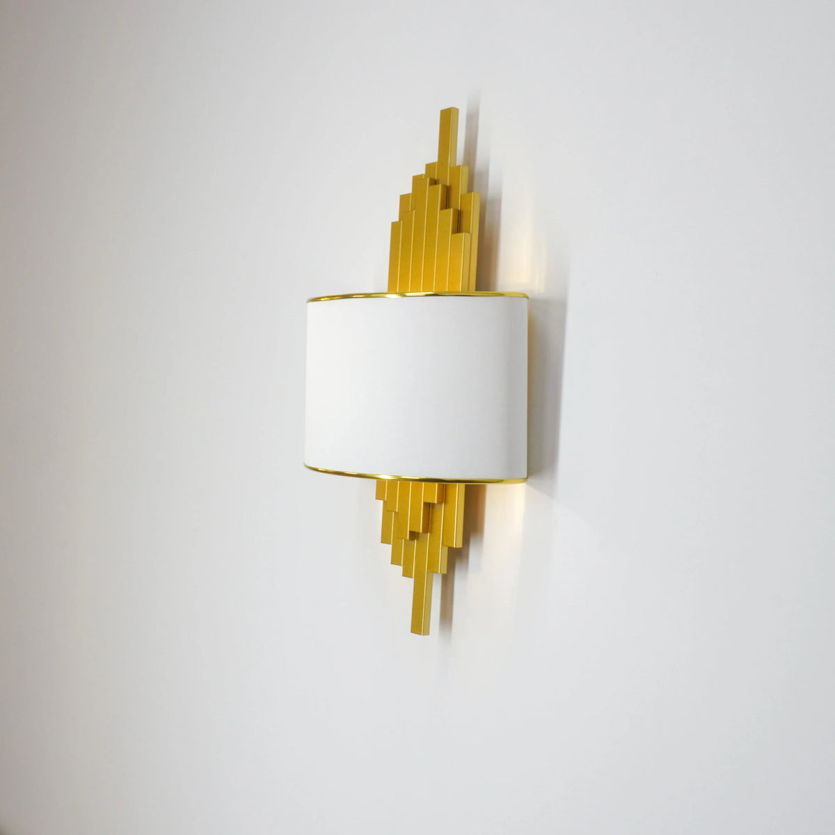 Kinkiet Art Deco z Złotymi Rurkami i Półotwartym Kloszem - 21