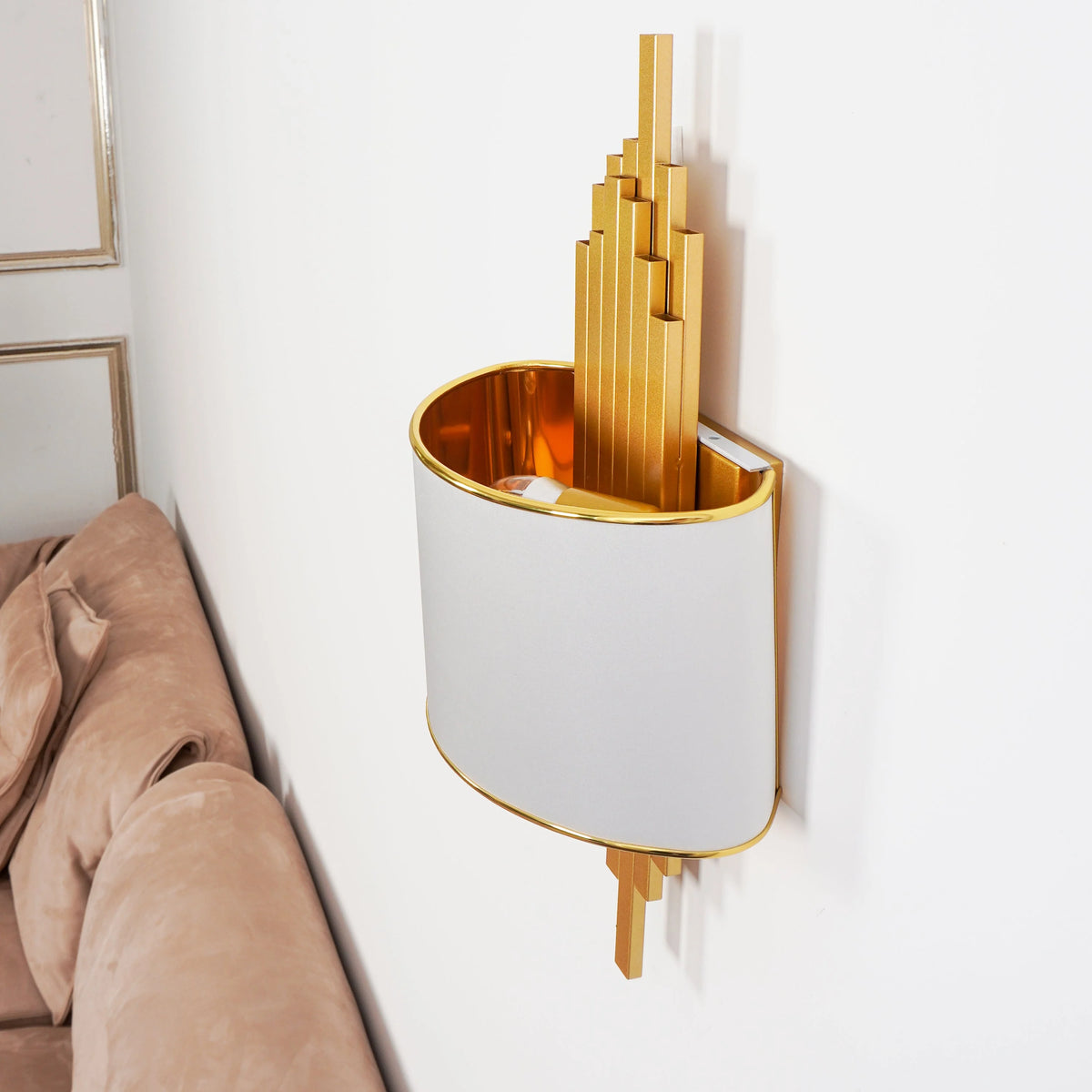 Kinkiet Art Deco z Złotymi Rurkami i Półotwartym Kloszem - 8