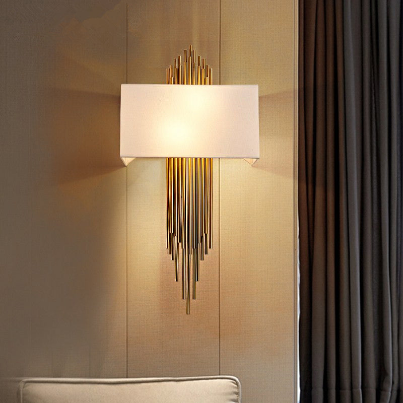 Lampa Ścienna Art Deco z Prostokątnym Kloszem i Złotymi Rurkami - Biały
